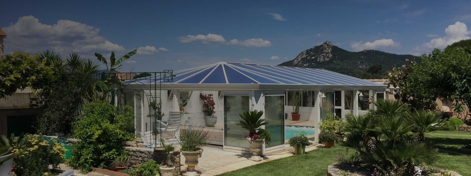 Extension de maison moderne avec une véranda sur mesure signée Pelaud Vérandas